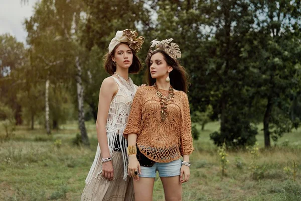 Two Beautiful Young Women Elegand Headdresses Posing Outdoors — Stock Photo, Image