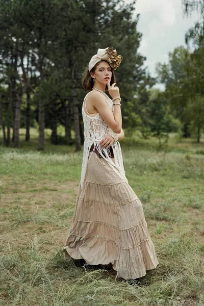 Bellissimo Ritratto Giovane Moda Giovane Donna Abbigliamento Stile Boho Posa — Foto Stock