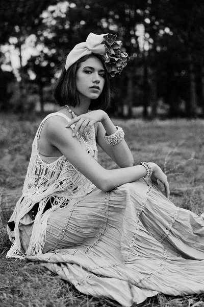 Vackra Unga Mode Porträtt Ung Kvinna Boho Stil Kläder Poserar — Stockfoto