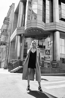 şık kadın moda model sokakta poz 