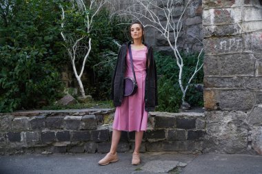 şık kadın moda model sokakta poz 