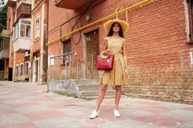 şık kadın moda model sokakta poz 