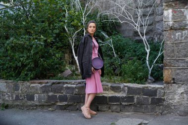 şık kadın moda model sokakta poz 