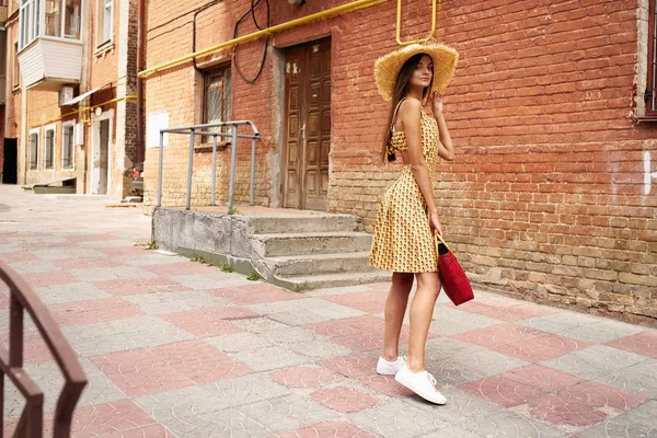 Stylisches Weibliches Modemodel Posiert Auf Der Straße — Stockfoto