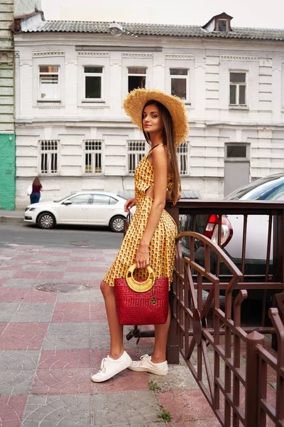Stylisches Weibliches Modemodel Posiert Auf Der Straße — Stockfoto