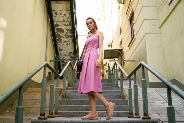 Modelo Moda Femenina Elegante Posando Calle — Foto de Stock