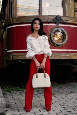 Genç güzel esmer kadın sokakta poz 