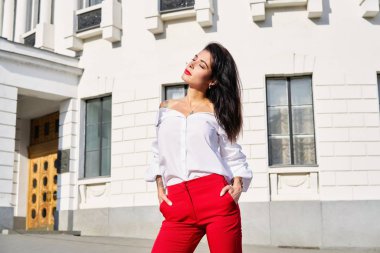 Genç güzel esmer kadın sokakta poz 