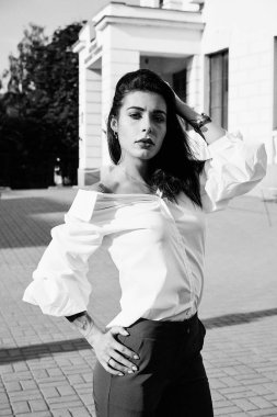 Genç güzel esmer kadın sokakta poz 