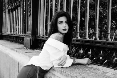 Genç güzel esmer kadın sokakta poz 