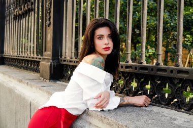 Genç güzel esmer kadın sokakta poz 