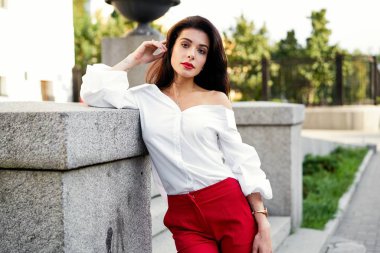 Genç güzel esmer kadın sokakta poz 