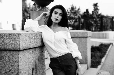 Genç güzel esmer kadın sokakta poz 