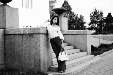 Genç güzel esmer kadın sokakta poz 