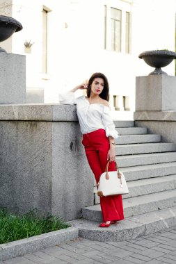 Genç güzel esmer kadın sokakta poz 