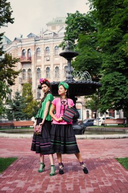 İki genç moda modelleri ile poz pigtails