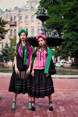 İki genç moda modelleri ile poz pigtails