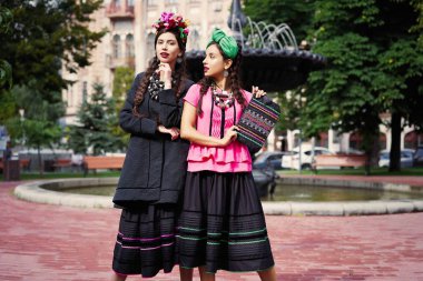 İki genç moda modelleri ile poz pigtails