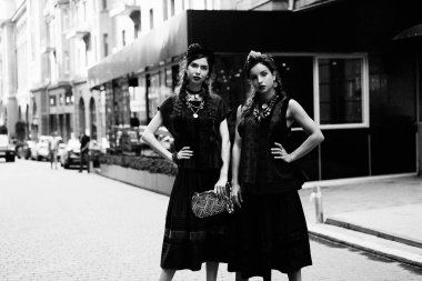 İki genç moda modelleri ile poz pigtails