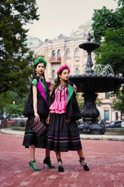 İki genç moda modelleri ile poz pigtails