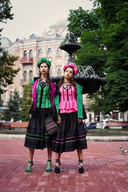 İki genç moda modelleri ile poz pigtails