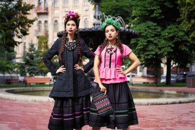 İki genç moda modelleri ile poz pigtails