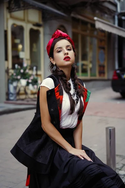 ゴージャスな若い女性のファッション モデルのポーズ — ストック写真