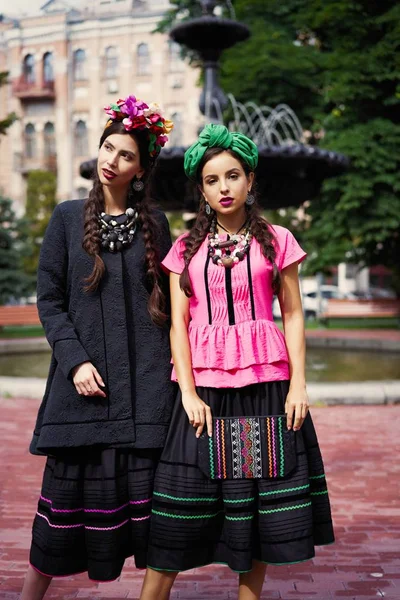 Dva Mladí Módní Modely Copánky Lodě — Stock fotografie