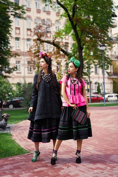 Två Unga Mode Modeller Med Flätor Poserar — Stockfoto