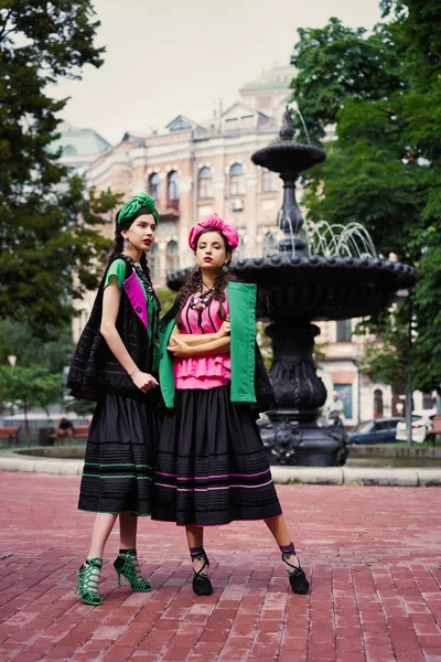 Dois Jovens Modelos Moda Com Tranças Posando — Fotografia de Stock