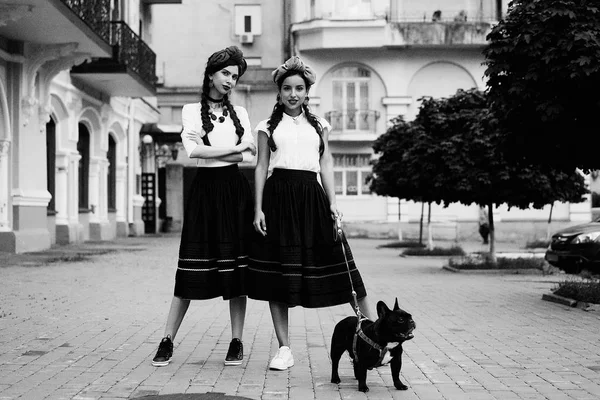 Two Young Fashion Models Cute Dog Posing — Stock Photo, Image