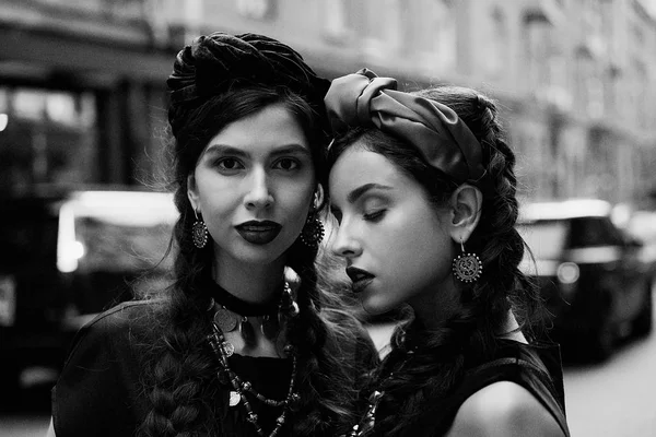 Dua Model Fashion Muda Dengan Kuncir Berpose — Stok Foto