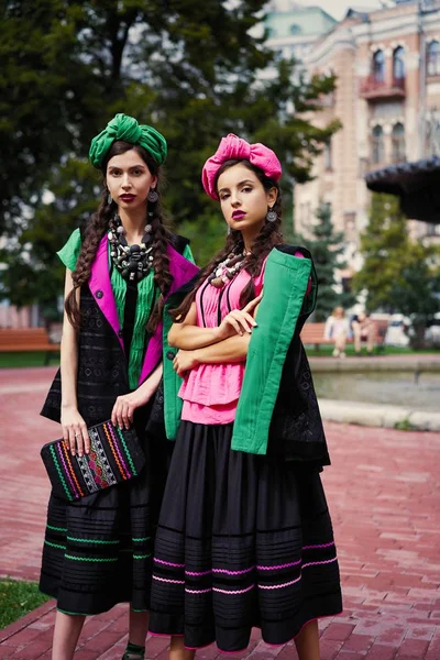 Deux Jeunes Mannequins Avec Des Nattes Posant — Photo