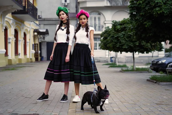 Dois Jovens Modelos Moda Com Cão Bonito Posando — Fotografia de Stock