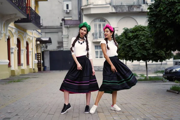 Två Unga Mode Modeller Med Flätor Poserar — Stockfoto