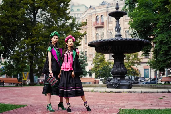 Dois Jovens Modelos Moda Com Tranças Posando — Fotografia de Stock