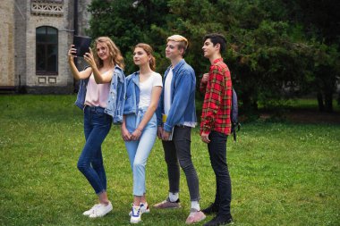  Üniversite öğrencileri okul avlu selfie alarak tablet pc ile