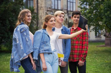  Üniversite öğrencileri okul avlu selfie alarak tablet pc ile