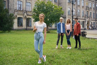  Üniversite öğrencileri okul Courtyard kitaplarla