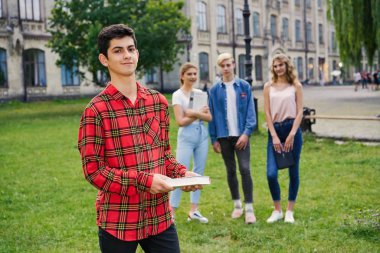  Üniversite öğrencileri okul Courtyard kitaplarla