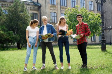  Üniversite öğrencileri okul Courtyard kitaplarla