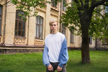  Yakışıklı genç üniversite öğrenci okul Courtyard portresi       