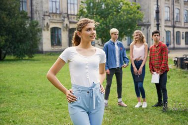  Üniversite öğrencileri okul Courtyard kitaplarla