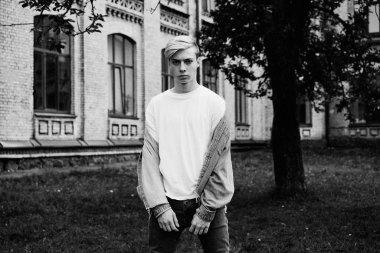  Yakışıklı genç üniversite öğrenci okul Courtyard portresi       