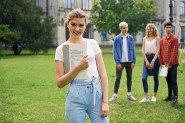  Üniversite öğrencileri okul Courtyard kitaplarla