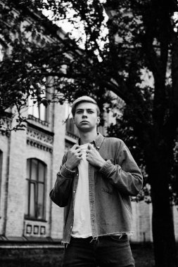  Yakışıklı genç üniversite öğrenci okul Courtyard portresi       