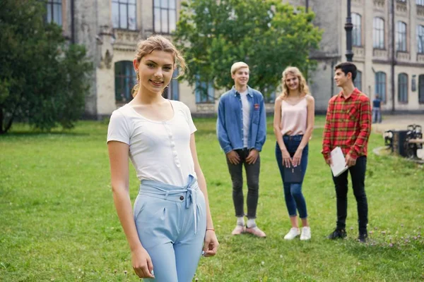 Högskolestudenter Med Böcker Skolans — Stockfoto