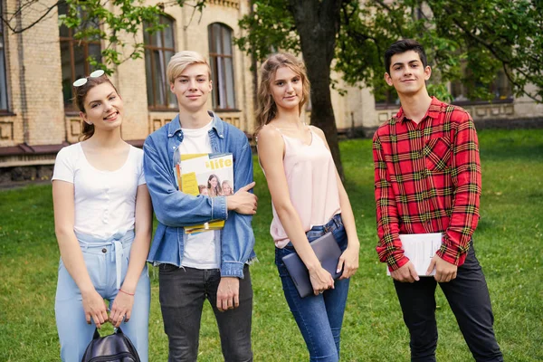 Högskolestudenter Med Böcker Skolans — Stockfoto