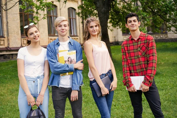 Studenten Met Boeken Binnenplaats Van School — Stockfoto