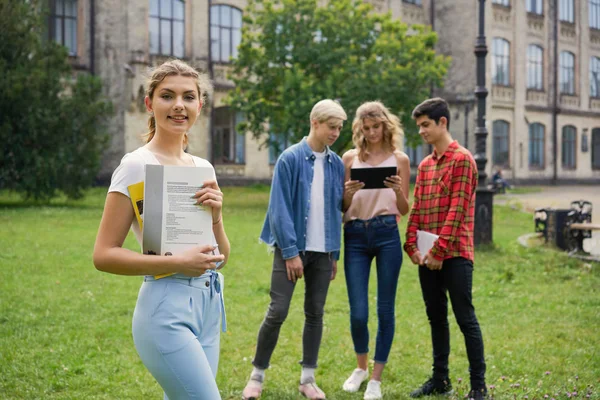  Üniversite öğrencileri okul Courtyard kitaplarla